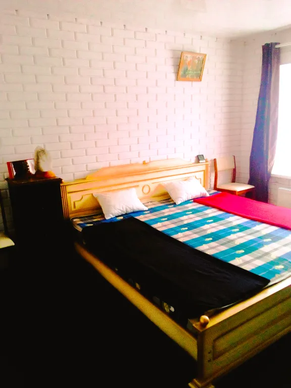 Дом у пруда в окружении гор