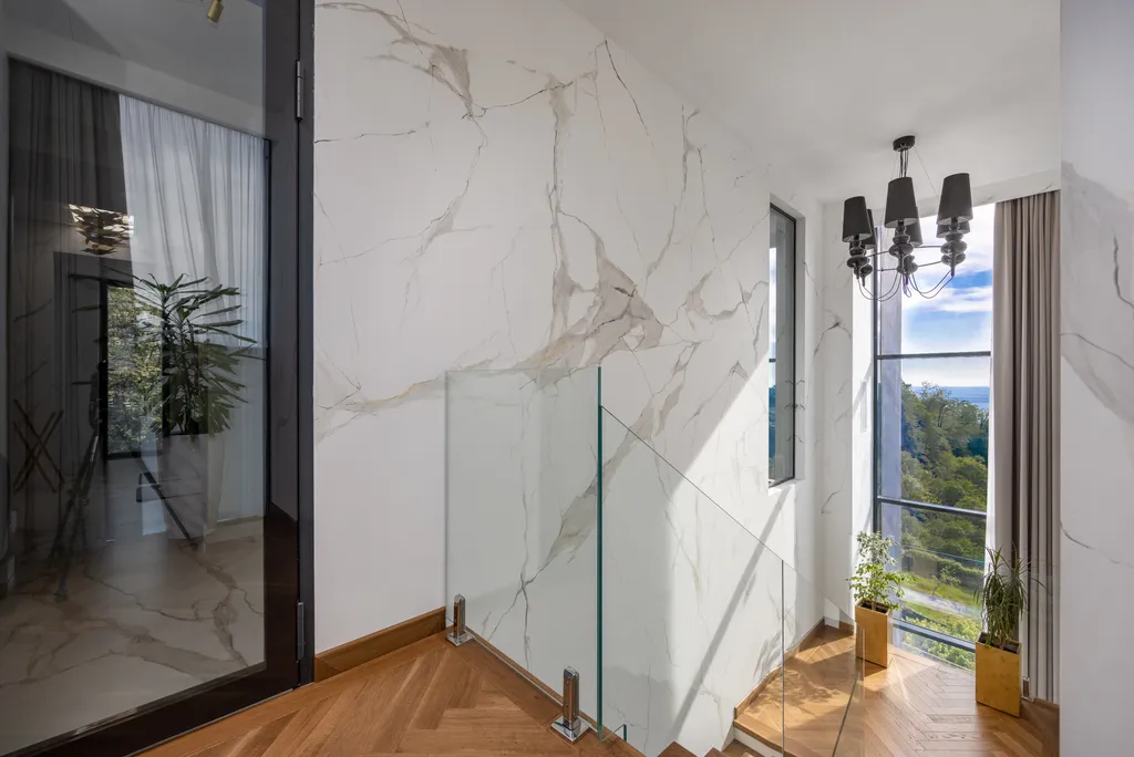 Современная вилла с красивым видом на море