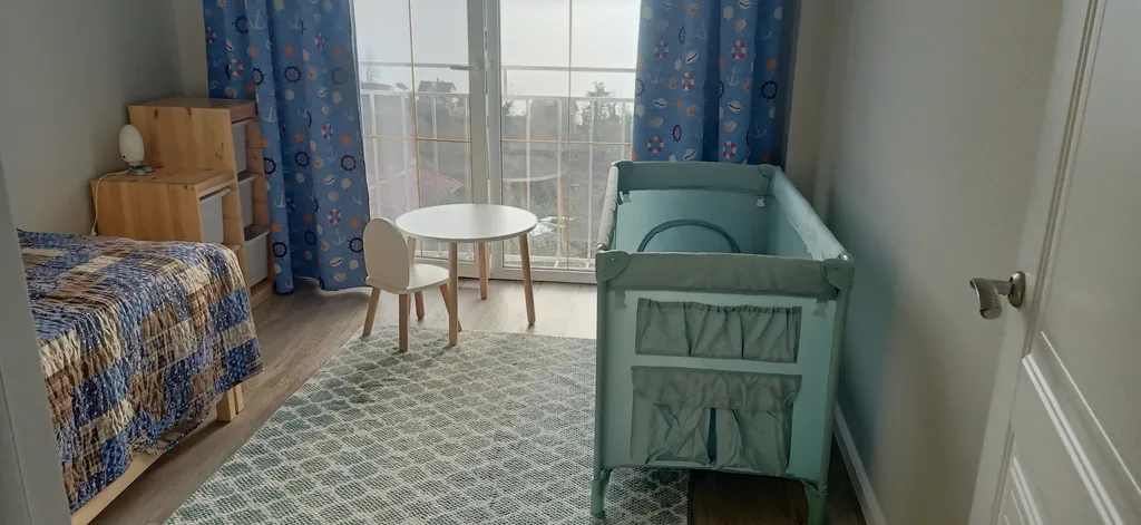 Коттедж с видом на море среди садов