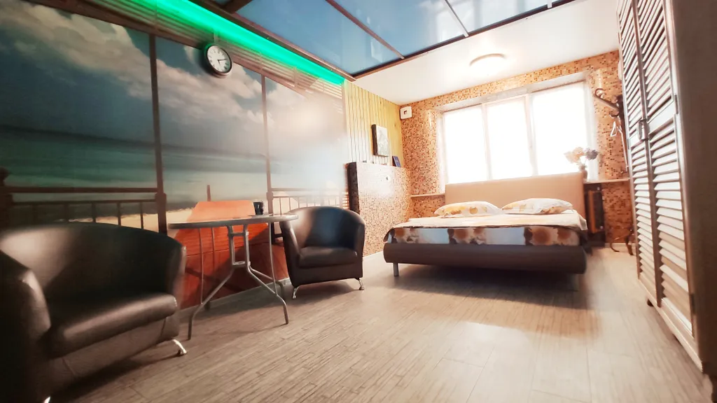 Квартира с большой кроватью и душевой кабиной