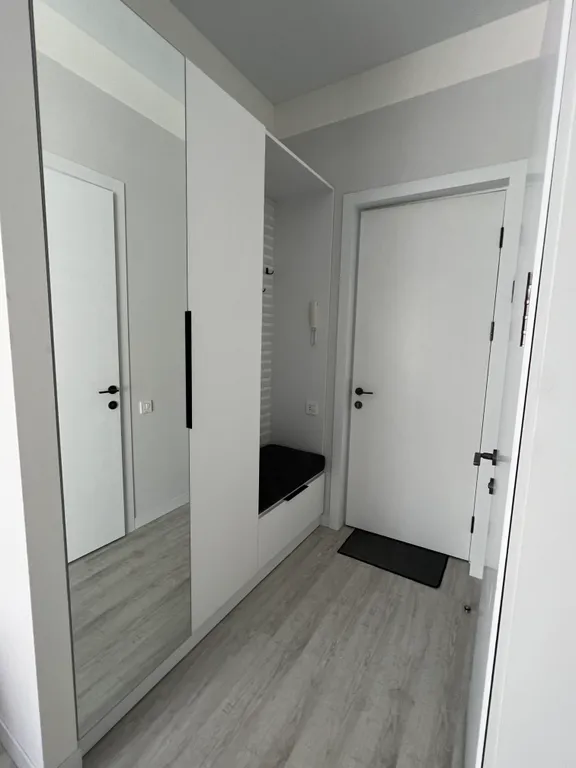 Студия с одной большой кроватью и видом на город