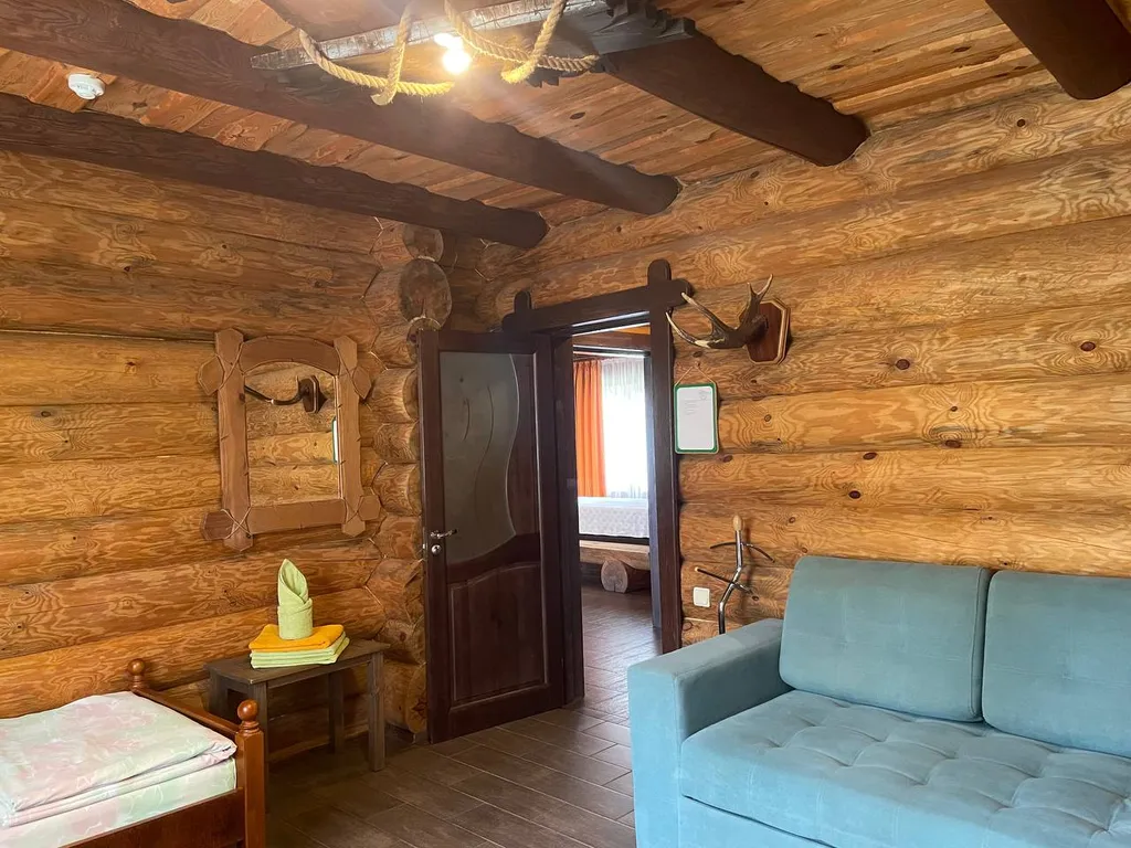 Деревянный дом у озера с сауной и бильярдом