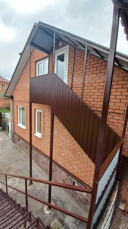 Уютная комната в доме с ванной комнатой