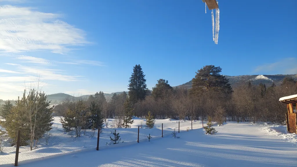 Домик в окружении гор