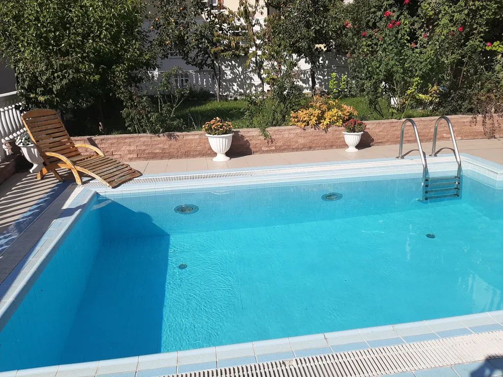 Дом с бассейном недалеко от моря