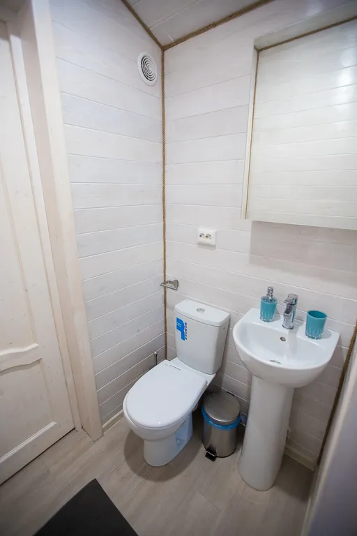 Двухэтажный дом на горе у подъёмника