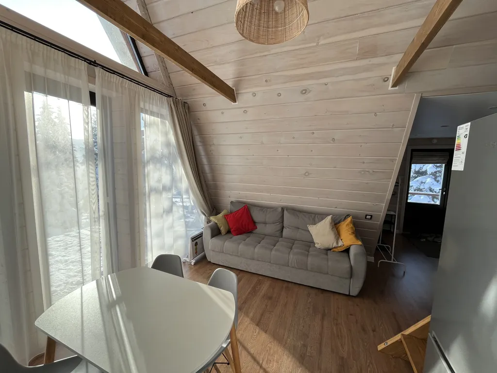 Уютный треугольный домик в лесу