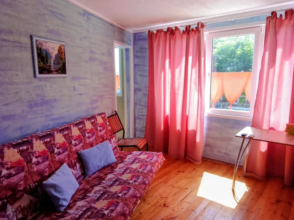 Двухкомнатный этаж, с детской кроваткой, вид на море и горы