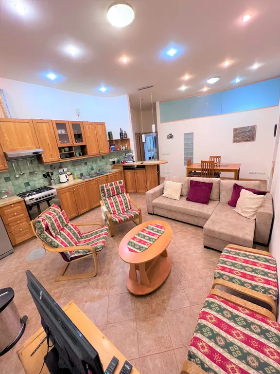 Квартира с балконом у площади Республики и экскурсии с Рубеном — аренда посуточно в Ереван