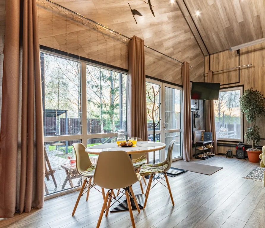 Дом с купелью и сауной, костровой зоной, мангалом и качелями