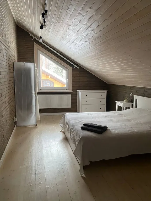 Домик в лесу на берегу озера