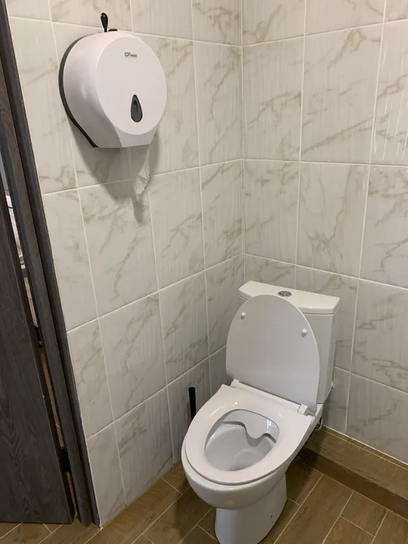 Дом на берегу реки с бассейном и видом