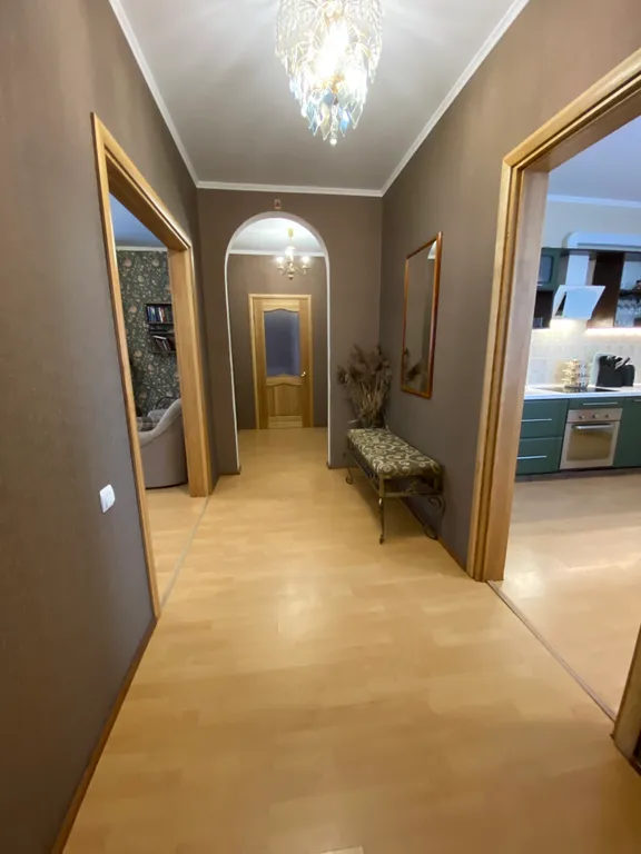 Дом с камином в лесу возле залива