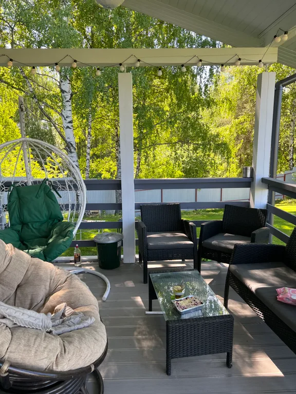 Уютный дом с видом на березовую рощу