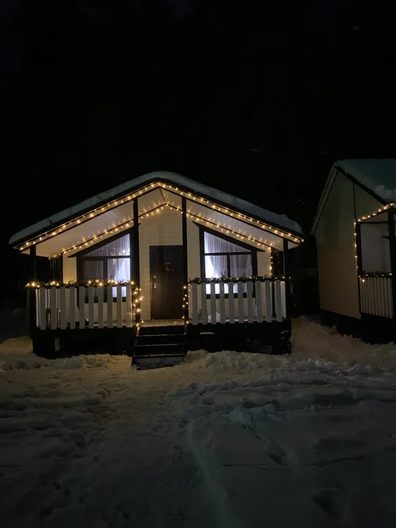Домик в сосновом бору с видом на горы и лес