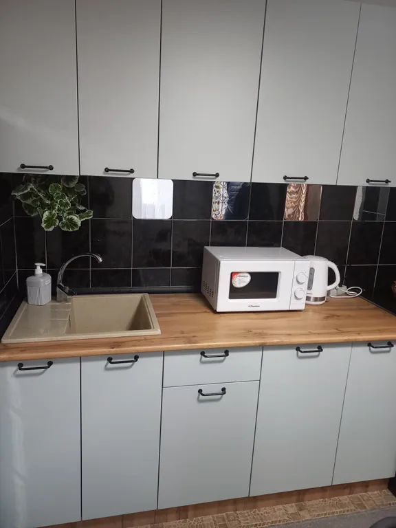 Светлая, чиста квартира в центре Владикавказа. Парковки во дворе  нет.