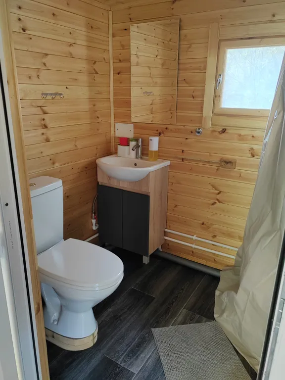 Скандинавский домик с панорамным окном в лесу