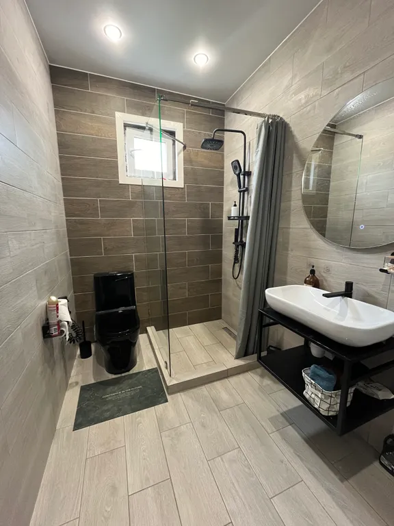 Дом с бассейном и сауной у пруда