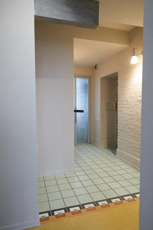 Дом на набережной с видом на Кремль и высокий потолок