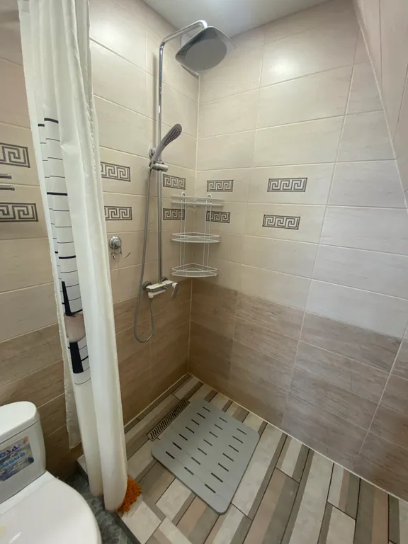 Дом-шалаш и баня-бочка на берегу горе-моря