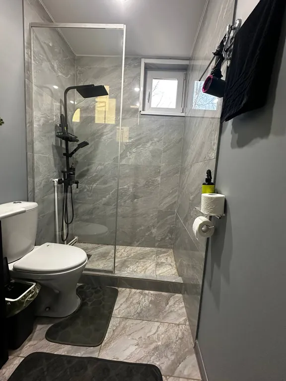 Дом в черте города в лесу