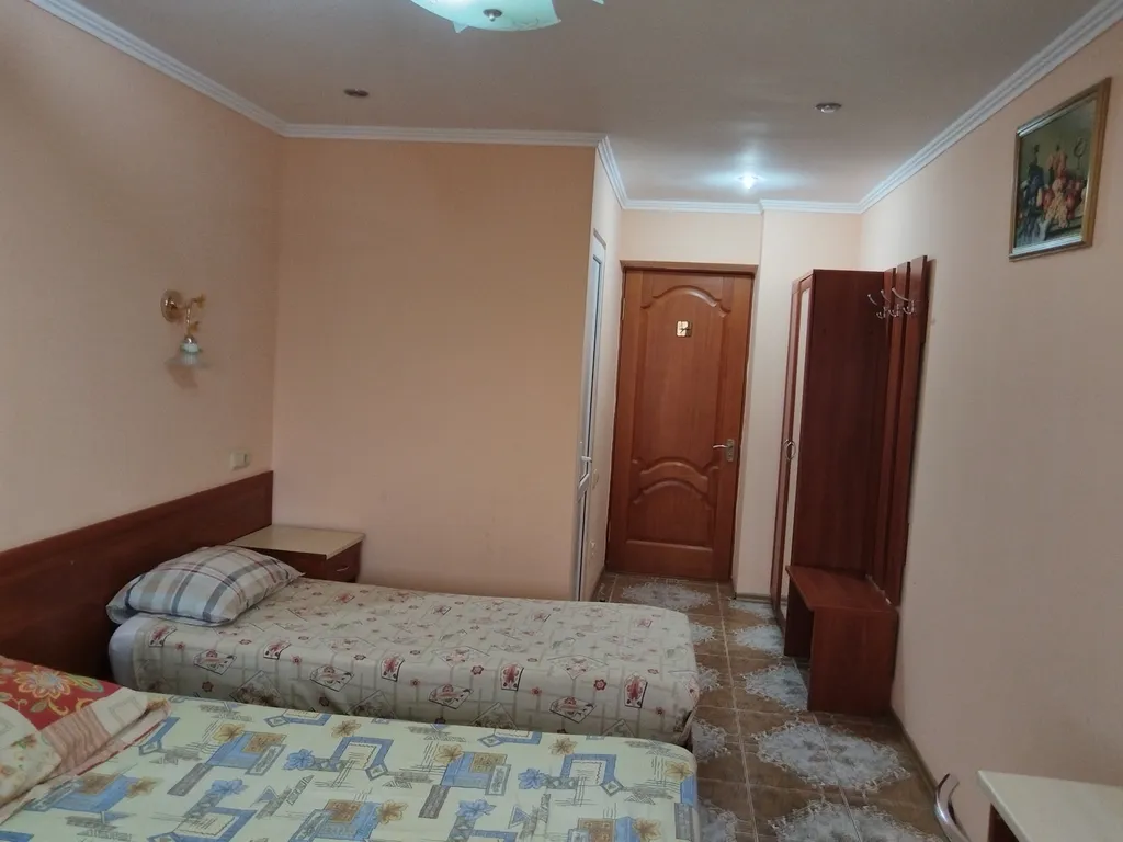 Квартира Квартира Двухместный номер с балконом в гостевом доме "Легенда" с бассейном. — Анапа