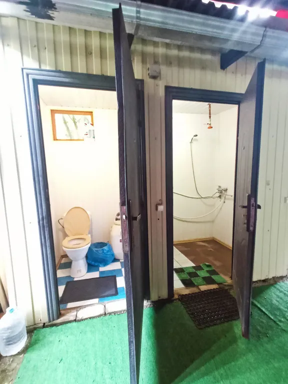 Домик на берегу реки