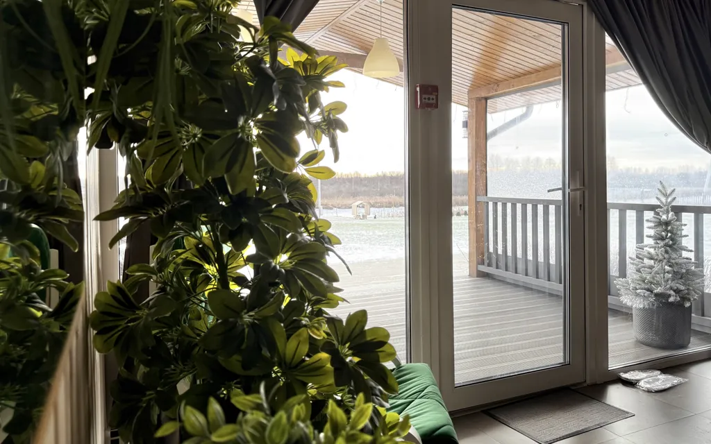 Уютный дом на берегу реки