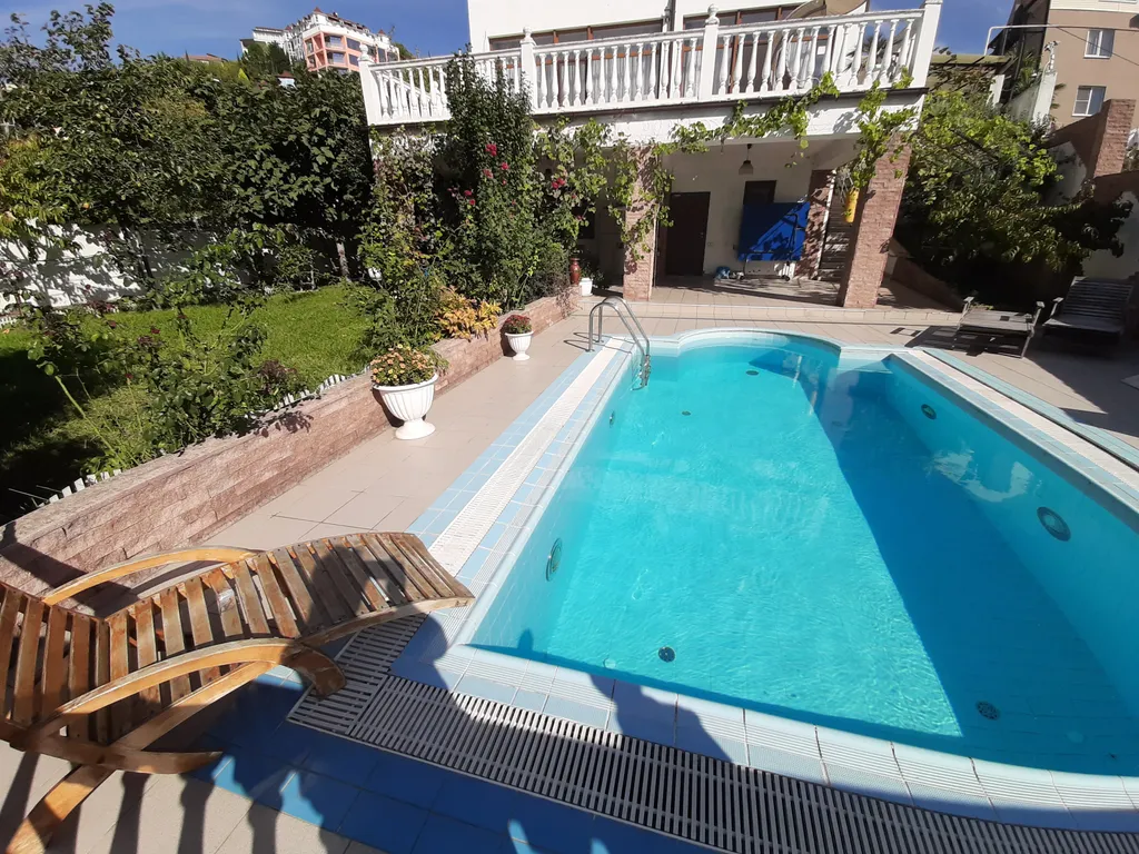 Дом с бассейном недалеко от моря