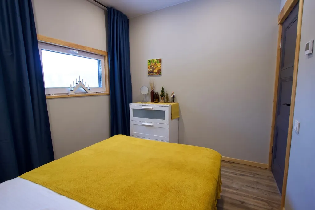 Домик в диком лесу на берегу реки