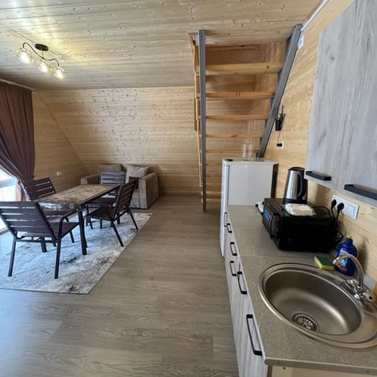 Афрейм в лесу с большой территорией