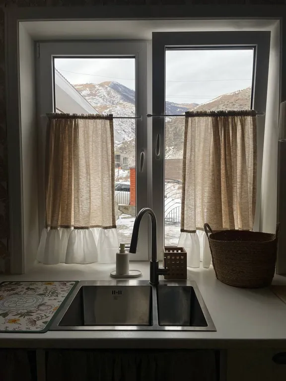 Дом с бассейном у леса