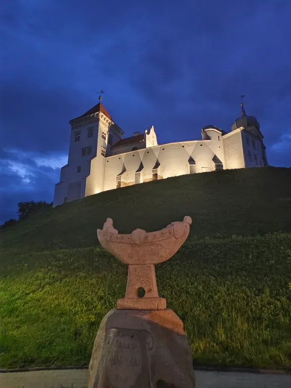 Просторная двухкомнатная квартира в районе с развитой инфраструктурой.