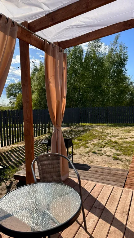 Стильный Красный дом у реки