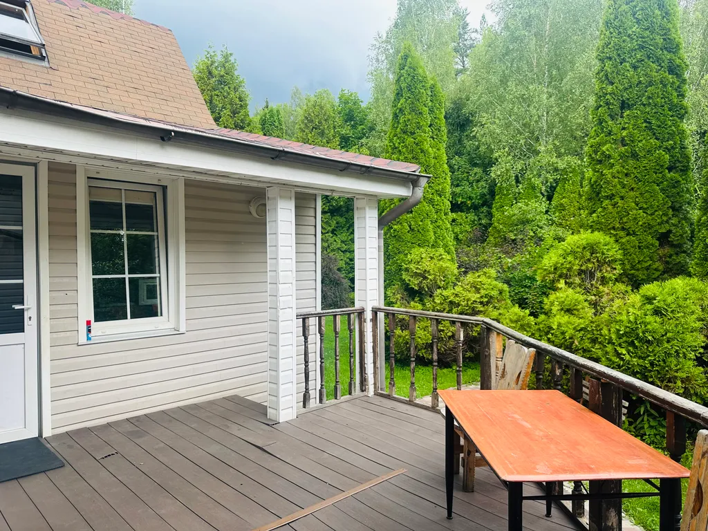 Дом с бассейном у леса