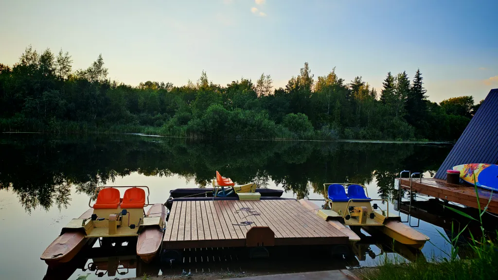 Дома и бани на берегу озера