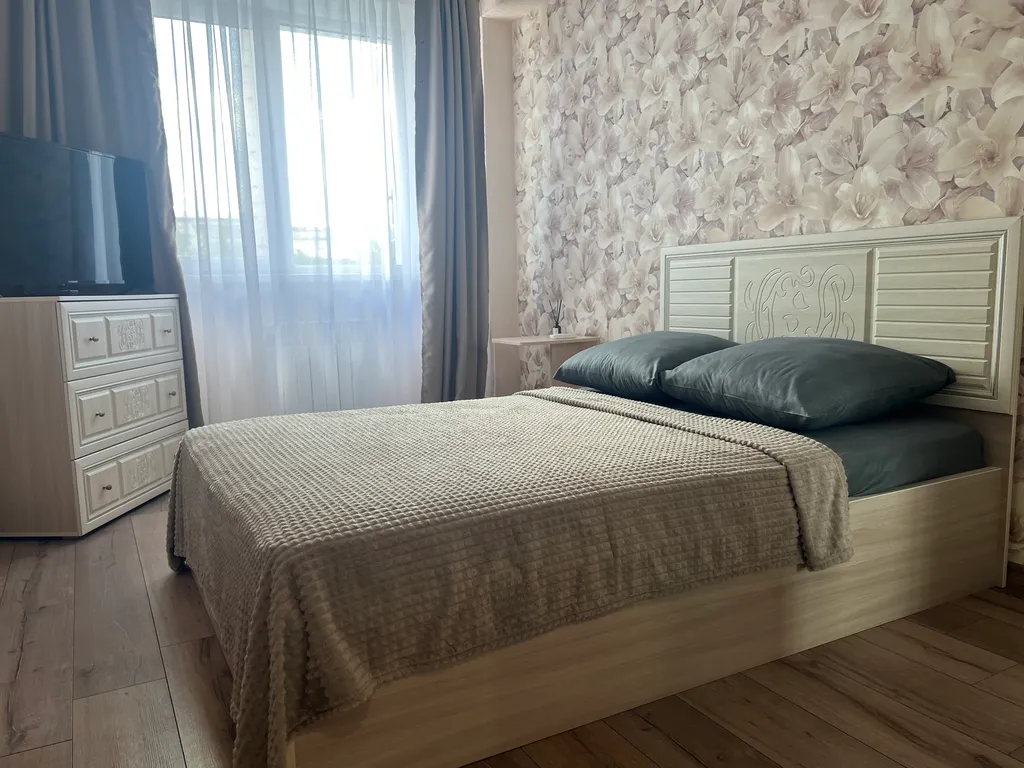 Уютная, просторная двухкомнатная квартира возле ЖД вокзала — аренда посуточно в Симферополь