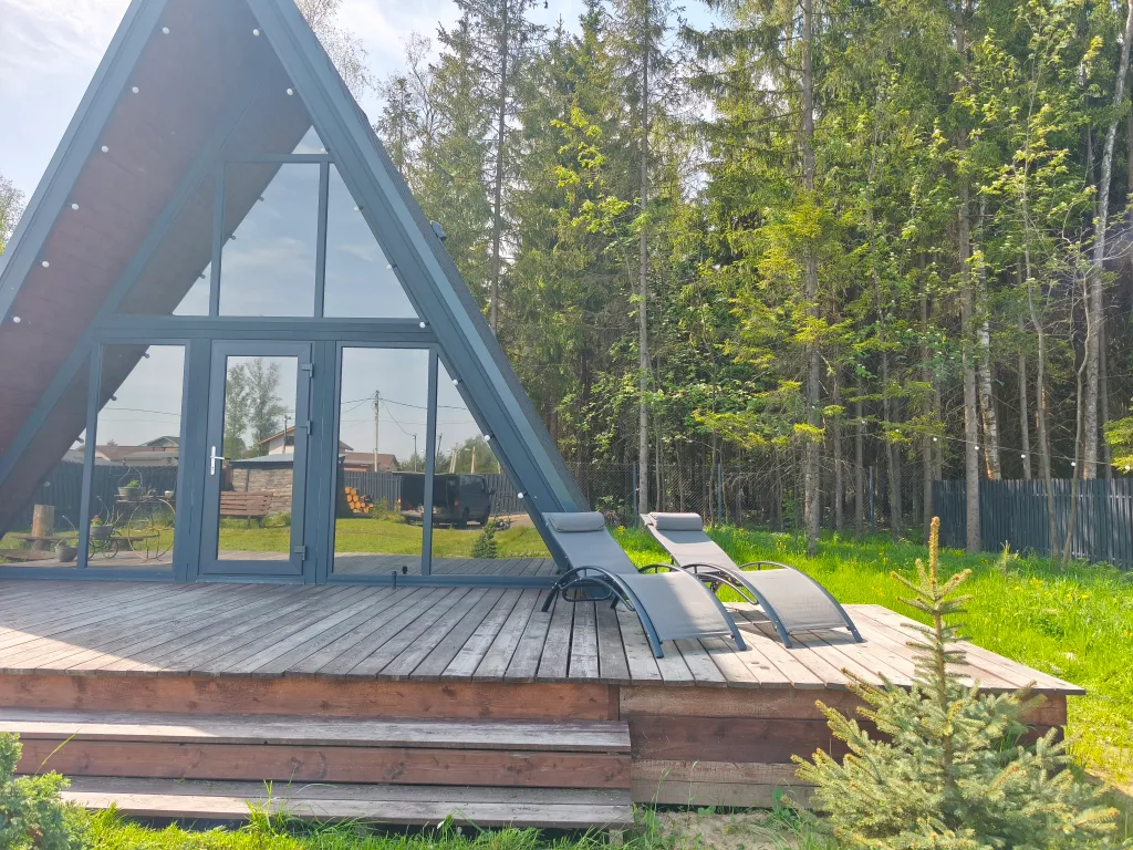 А-фрейм с чаном у леса