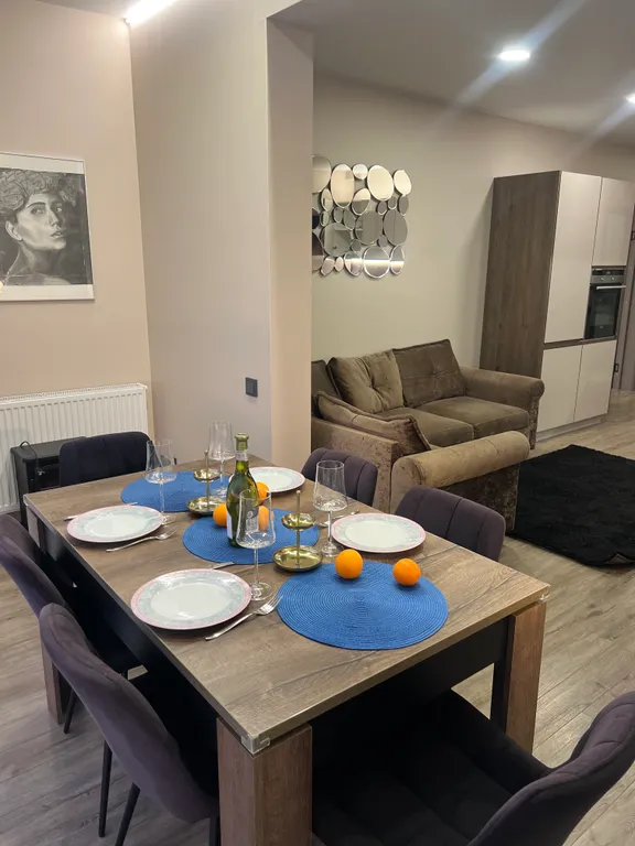 Уютная квартира с видом на морской порт и горы