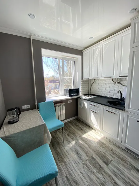 Жд Вокзал 1 минута, парк 3 минуты, аэропорт 15 минут