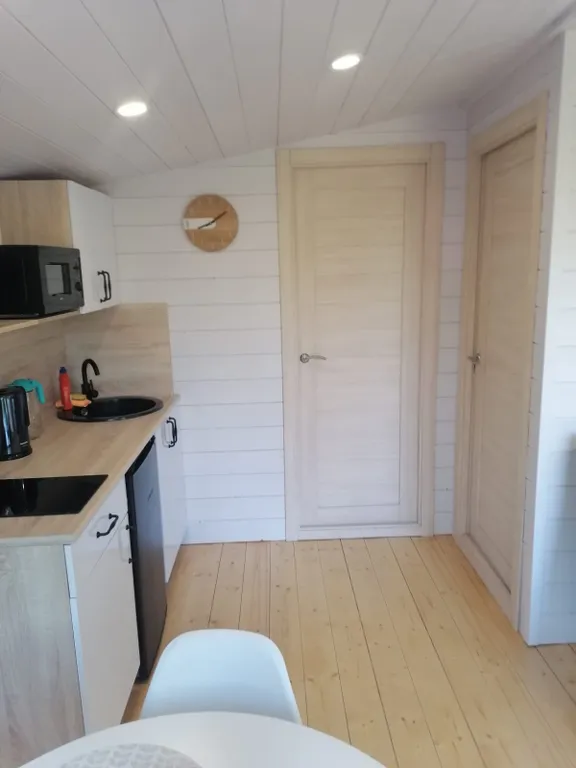 Уютный домик у реки