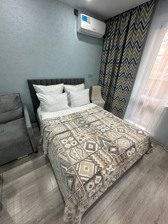 Новая квартира-студия около ТРК Алмаз