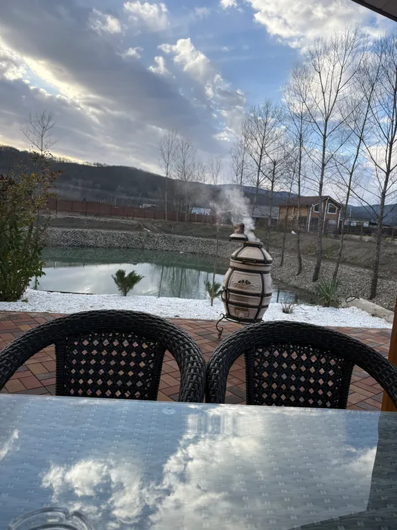 Шале в горах на берегу реки