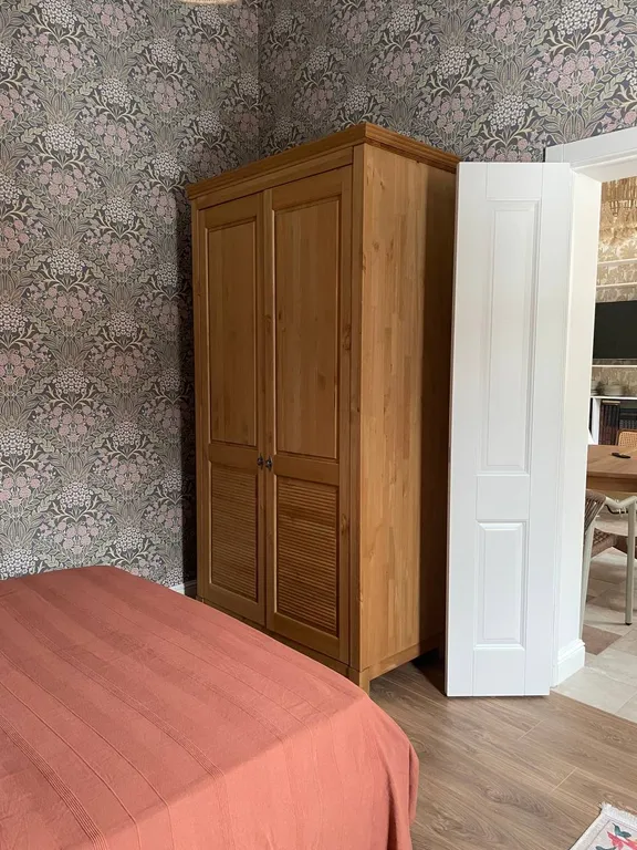 Дом с бассейном у леса