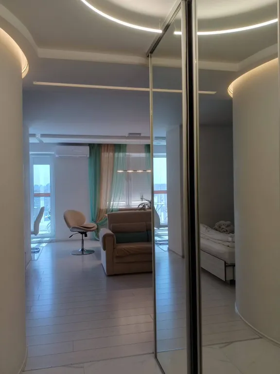 Студия с панорамной лоджией в центре города