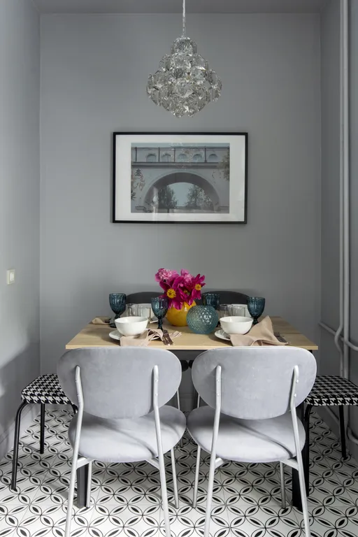 Яркая сталинка с балконом и видом на бульвар