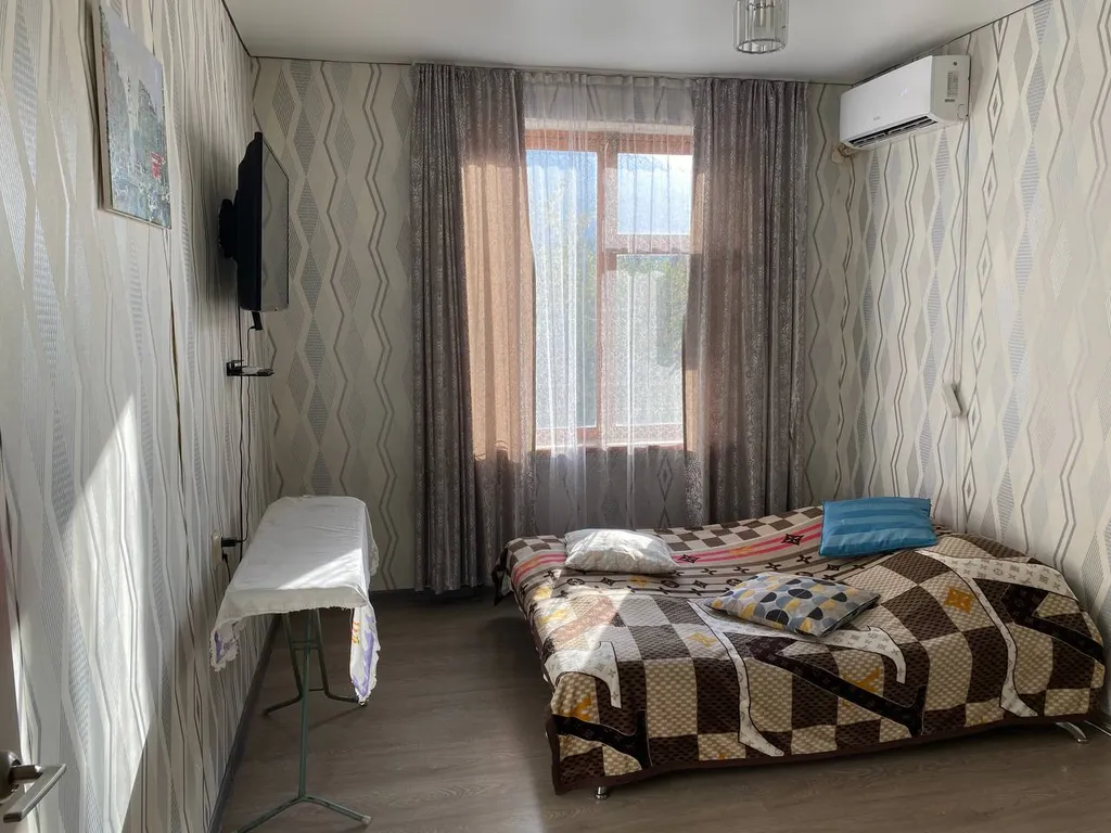 Уютная комната в центре города у моря.