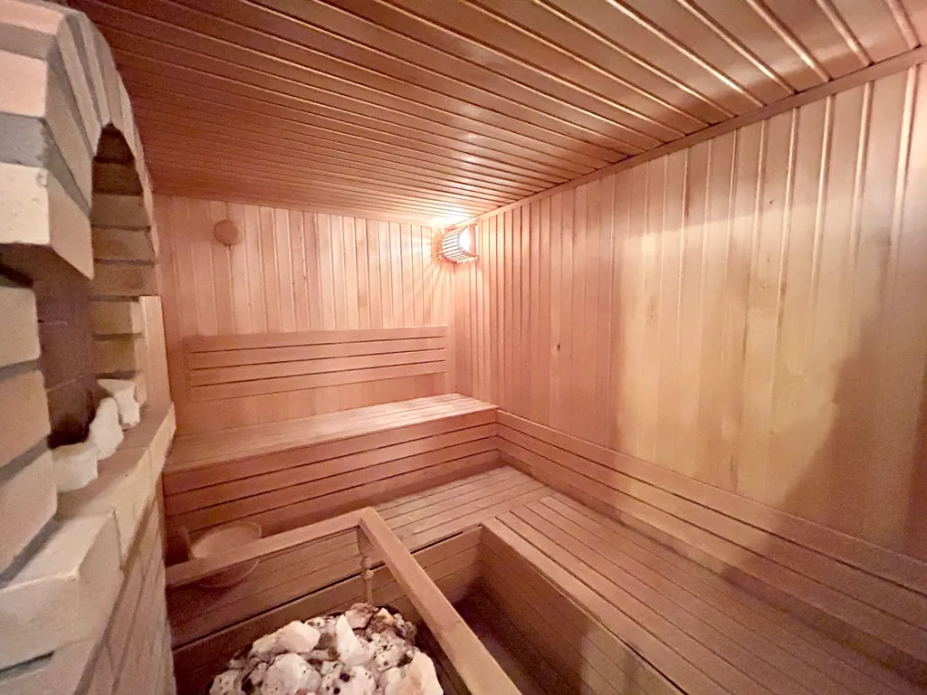 Вилла с бассейном и сауной в центре Ялты