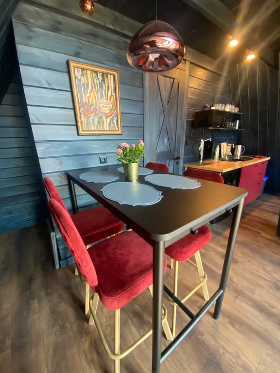 Smaland Musta House на берегу реки