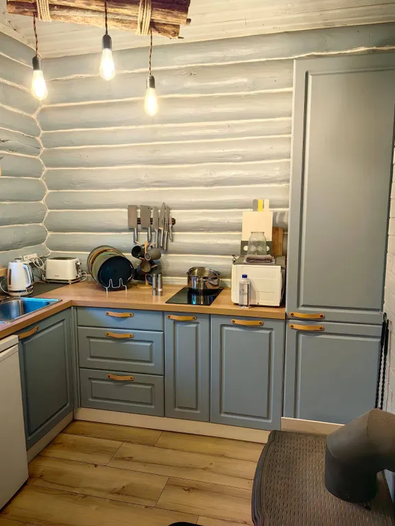 Дом на берегу реки в тихой деревне